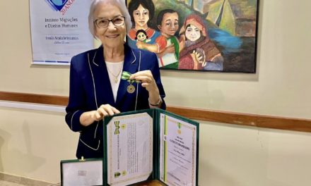 Ir. Rosita Milesi é condecorada com Medalha Exército Brasileiro